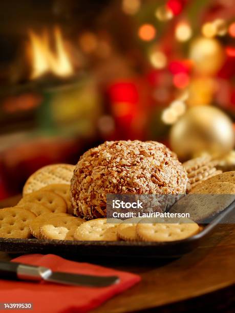 Bola De Queijo Com Bolachas Salgadas Tempo De Natal - Fotografias de stock e mais imagens de Biscoito Salgado