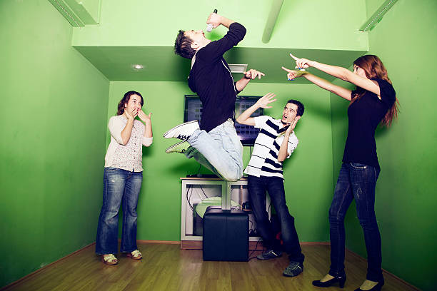 karaoke party - arms raised green jumping hand raised zdjęcia i obrazy z banku zdjęć