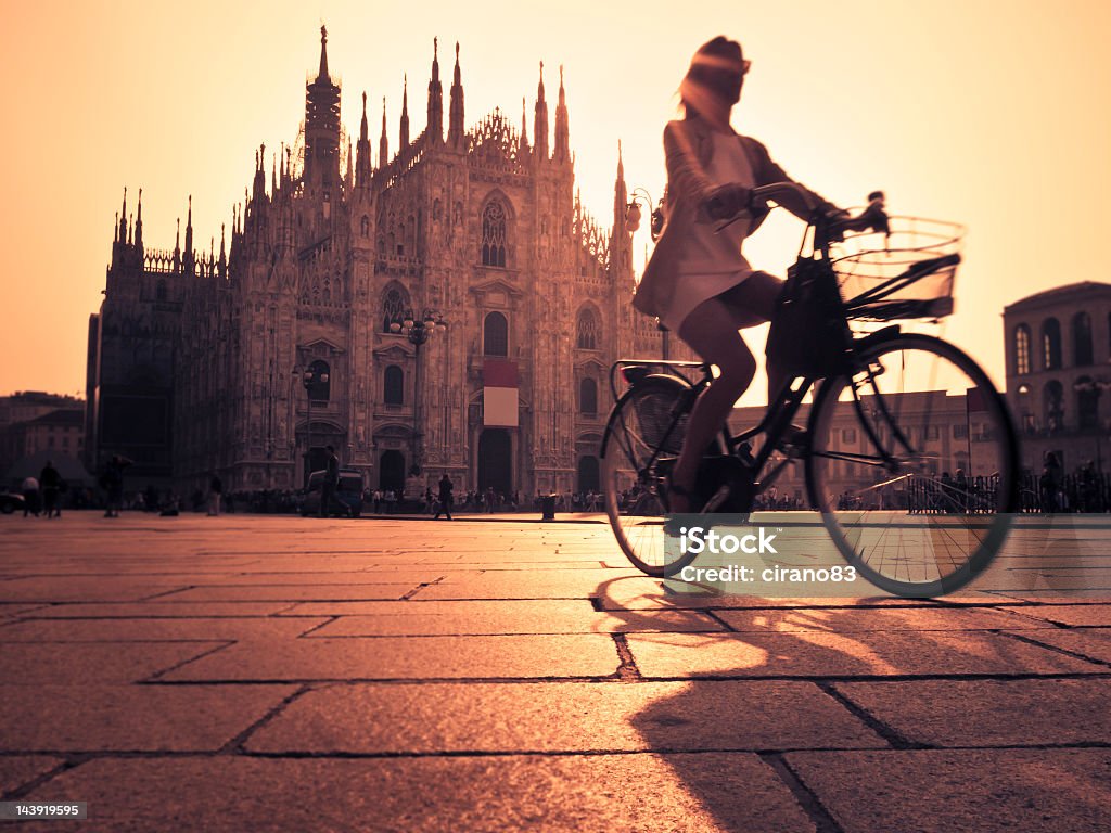 自転車に乗って、ミラノの街に沈む夕日 - ミラノのロイヤリティフリーストックフォト