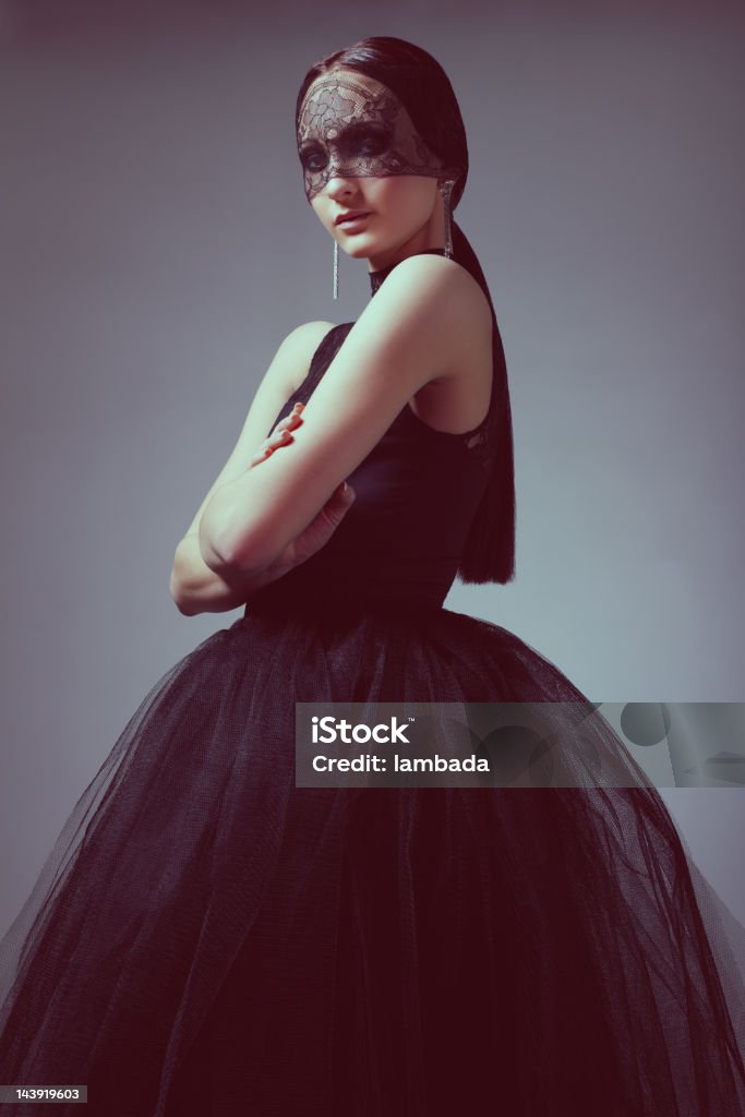 ファッショナブルな女性のエレガントなブラックのドレス - 1人のロイヤリティフリーストックフォト