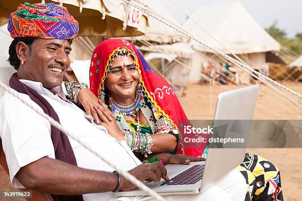 インド Nomads ノートパソコン - 2人のストックフォトや画像を多数ご用意 - 2人, 30代, 30代の女性