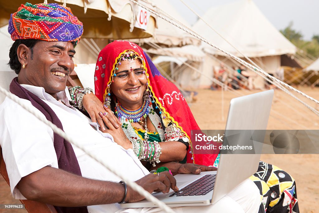 Indian nómadas com um Laptop - Foto de stock de 30 Anos royalty-free
