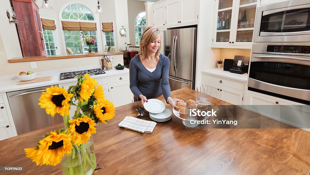 Mulher trabalhando em casa residencial contemporânea cozinha Hz - Foto de stock de Novo royalty-free