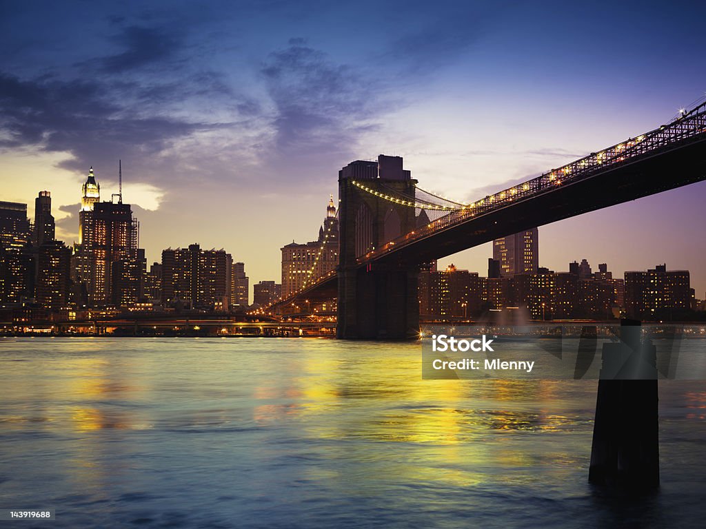 Ponte do Brooklyn, Manhattan, Nova Iorque cenário iluminado à noite - Foto de stock de New York City royalty-free