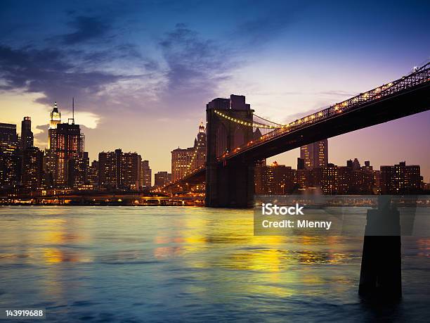 Foto de Ponte Do Brooklyn Manhattan Nova Iorque Cenário Iluminado À Noite e mais fotos de stock de New York City