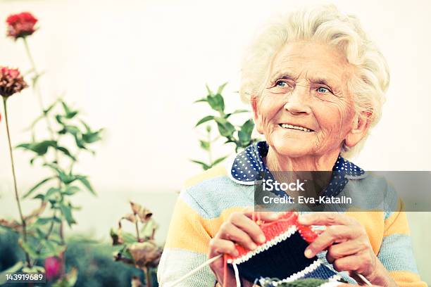Estate Pomeriggio Lavorare A Maglia - Fotografie stock e altre immagini di Lavorare a maglia - Lavorare a maglia, Donne anziane, Terza età