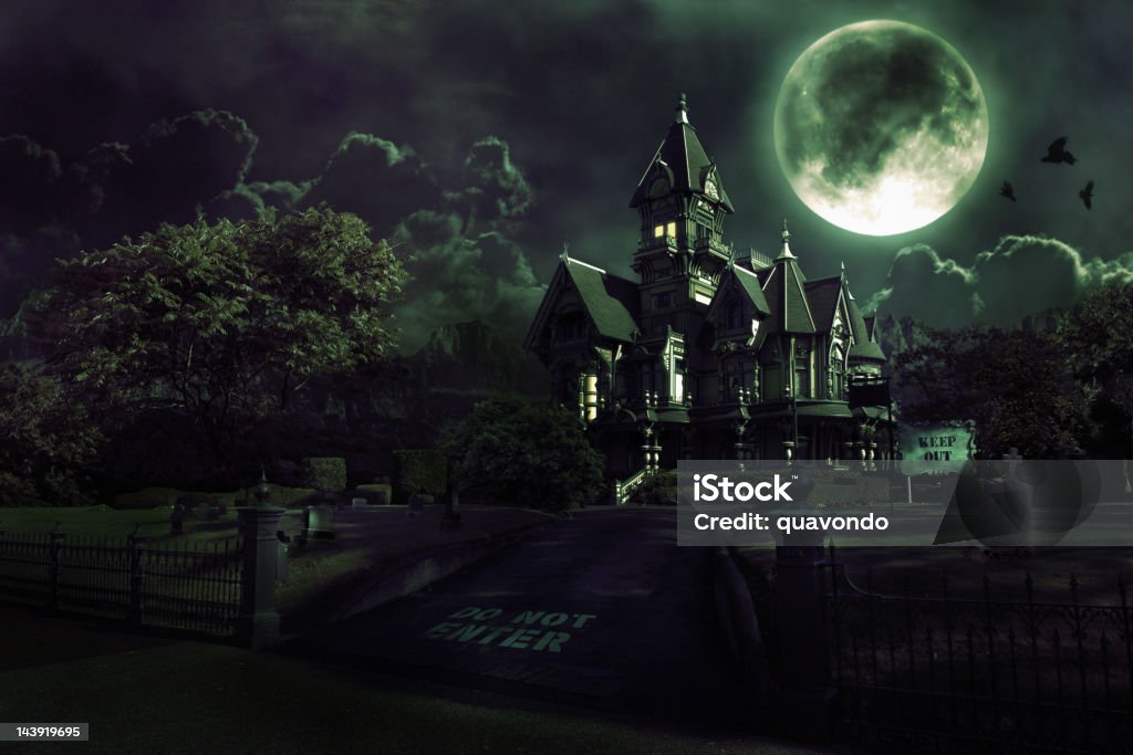 Full Moon Over Haunted House con cementerio de Halloween - Foto de stock de Embrujado libre de derechos