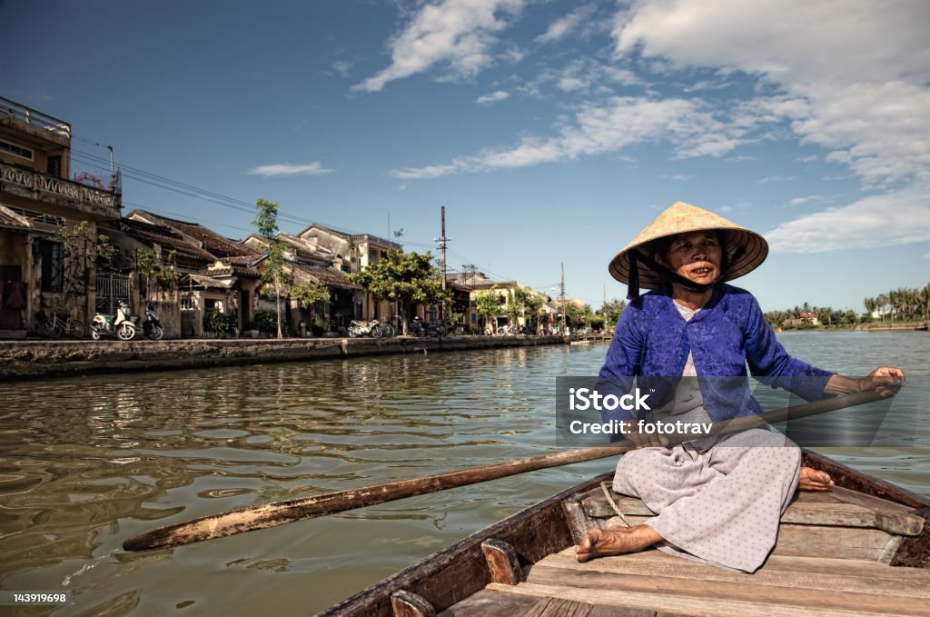 Envelhecido Mulher asiática no Vietnã - Foto de stock de A caminho royalty-free