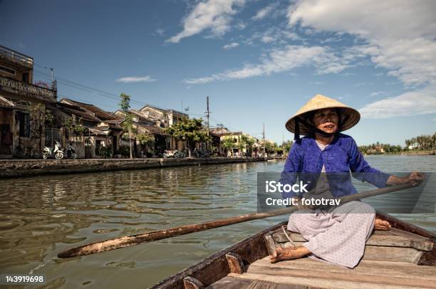 Com Mulher Asiática No Vietname - Fotografias de stock e mais imagens de A caminho - A caminho, Adulto, Adulto maduro