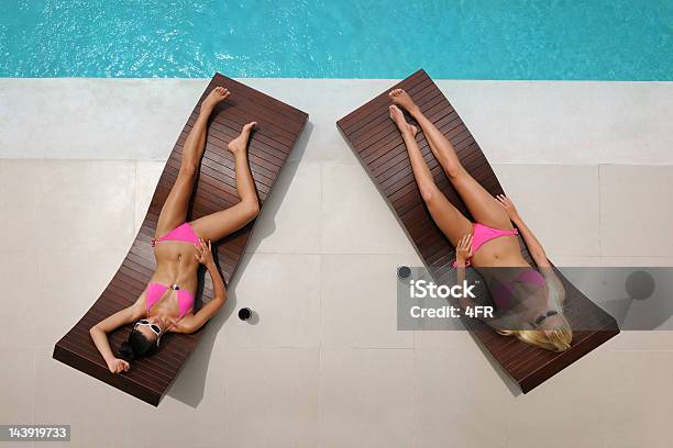 Foto de Piscina Belezas Xxxl e mais fotos de stock de Beleza - Beleza, Coquetel, Pessoas bonitas