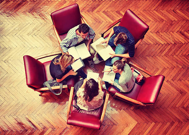 student meeting in bibliothek-teamwork - learning education chair circle stock-fotos und bilder