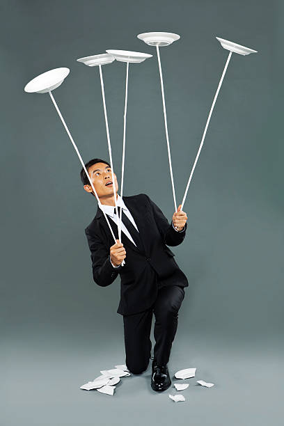 Jeune homme plats chinois de spinning - Photo