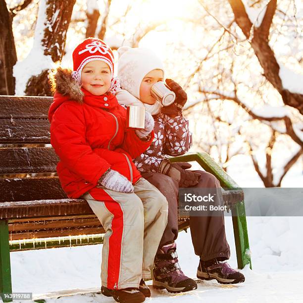 2 つの女の子のホットティーを冬の公園 - 2人のストックフォトや画像を多数ご用意 - 2人, 2歳から3歳, 6歳から7歳