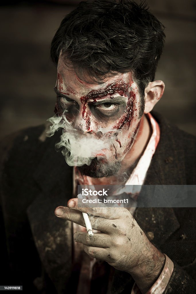 Palenie Zombie - Zbiór zdjęć royalty-free (Agresja)
