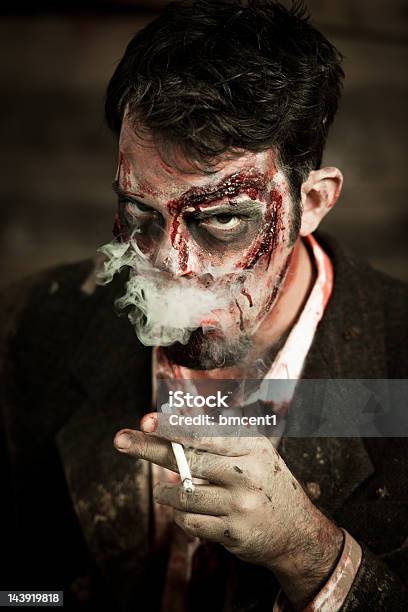 Palenie Zombie - zdjęcia stockowe i więcej obrazów Agresja - Agresja, Dzień, Palenie tytoniu