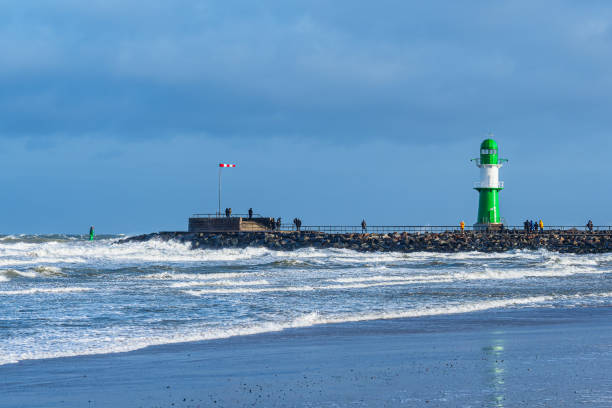 mole en la costa del mar báltico durante la tormenta eunice en warnemuende, alemania - windsock sky natural phenomenon gale fotografías e imágenes de stock