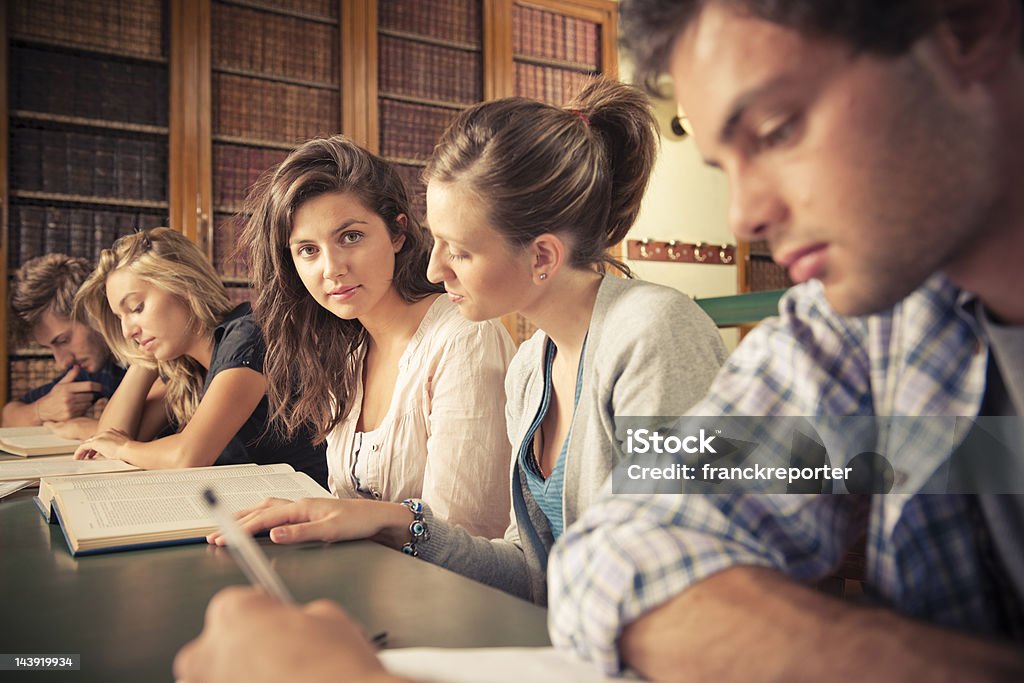 Étudiants dans la bibliothèque étudient ensemble - Photo de Cheveux blonds libre de droits