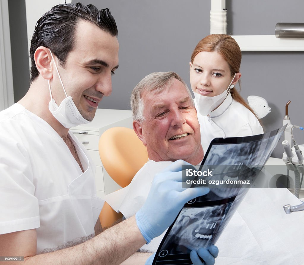 Dentista y paciente en la radiografía dental que - Foto de stock de Dentista libre de derechos