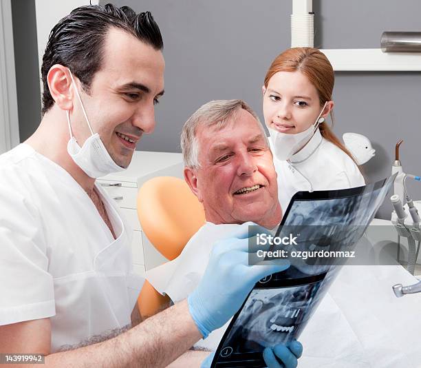 Dentista Y Paciente En La Radiografía Dental Que Foto de stock y más banco de imágenes de Dentista - Dentista, Hombres mayores, Tercera edad