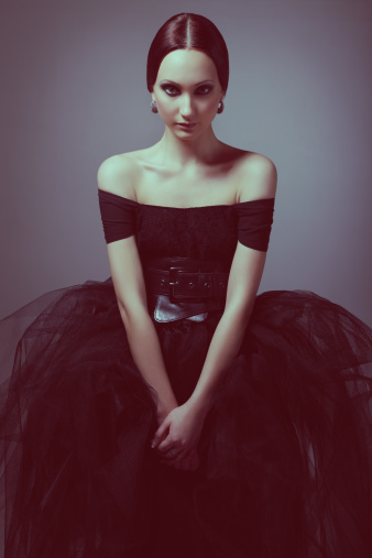 Gótica mujer en vestido negro photo