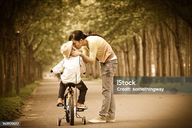 Mamma Insegna Figlio Nel Parco Bicicletta - Fotografie stock e altre immagini di Bicicletta - Bicicletta, Ciclismo, Bambini maschi