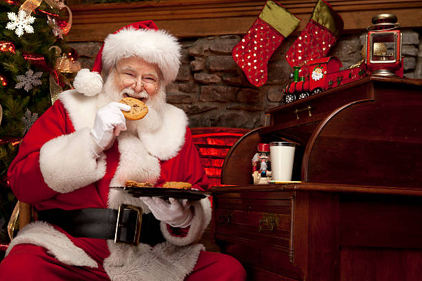 Imágenes reales de Santa Claus con leche y galletas - foto de stock