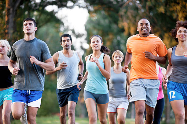 grupo de corredores em uma cruz país raça. - asian ethnicity jogging female women imagens e fotografias de stock