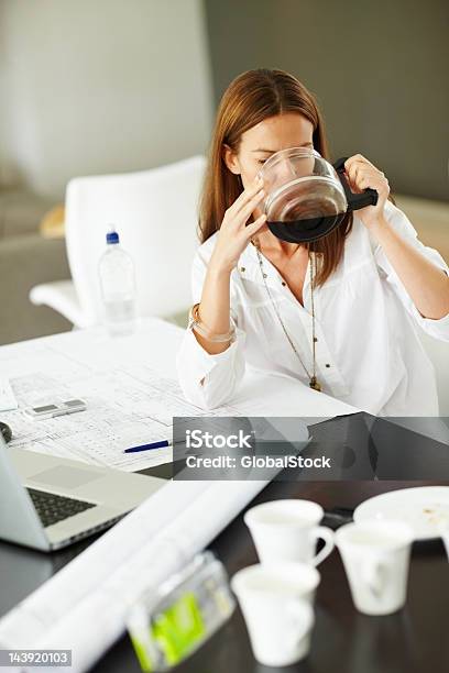 Exceso De Tensión Y Tienen Cafetera Foto de stock y más banco de imágenes de Mujeres - Mujeres, Trabajar demasiado, Una sola mujer