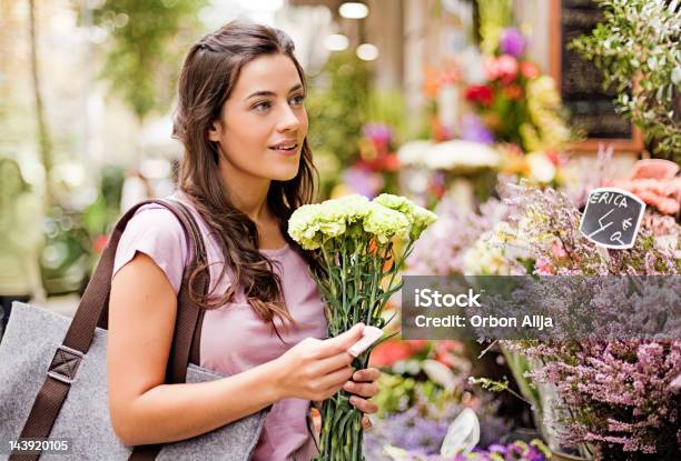 Joven Mujer Comprando Flores En El Mercado Foto de stock y más banco de imágenes de Flor - Flor, Ir de compras, Mercado - Espacio de comercio