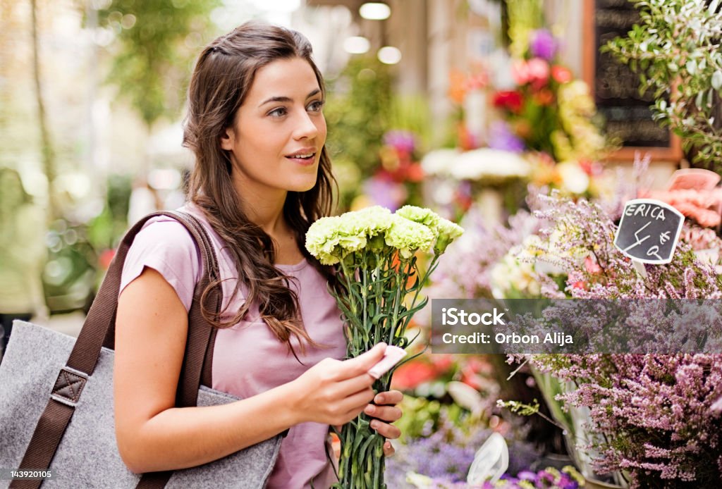 Jeune femme achat fleurs au market - Photo de Fleur - Flore libre de droits