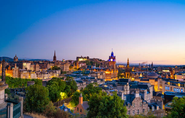 edynburg o zachodzie słońca panorama z calton hill, stolicy szkocji w wielkiej brytanii - calton zdjęcia i obrazy z banku zdjęć