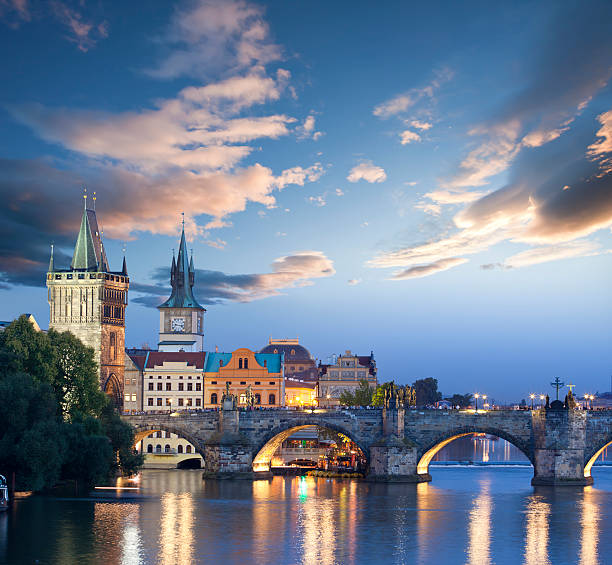 pont charles à prague, en république tchèque, à l'aube - prague czech republic charles bridge bridge photos et images de collection