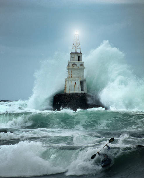 farol e storm - lighthouse storm sea panoramic - fotografias e filmes do acervo