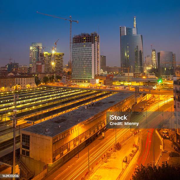 Milan À Noite Itália Estação De Garibaldi - Fotografias de stock e mais imagens de Anoitecer - Anoitecer, Ao Ar Livre, Arquitetura