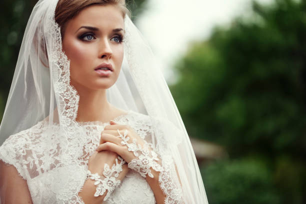 молодая красивая невеста - veil стоковые фото и изображения