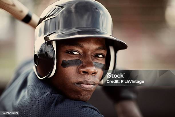 Jugador De Béisbol Foto de stock y más banco de imágenes de Deporte - Deporte, Béisbol, Escuela secundaria