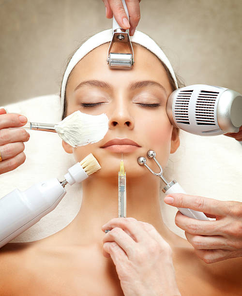 spa-serie: junge schöne frau, die verschiedenen gesichtsbehandlung. - massaging facial massage human face beautician stock-fotos und bilder