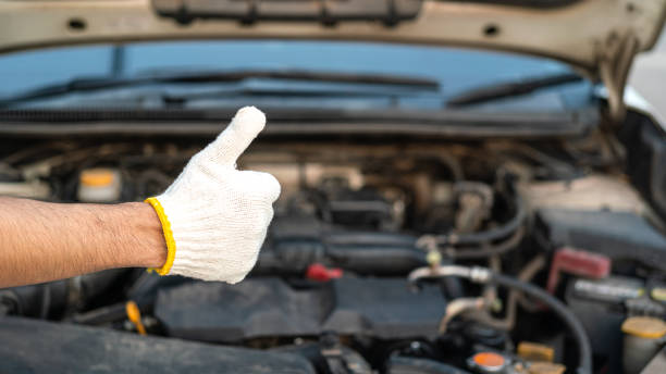 ein automechaniker im weißen baumwollhandschuh zeigt den daumen hoch. - preventative maintenance stock-fotos und bilder