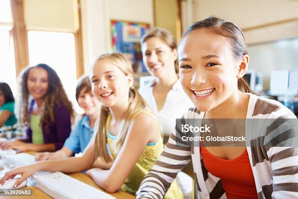 Foto de Garota Feliz De Escola e mais fotos de stock de 20 Anos - 20 Anos, Adulto, Aprender