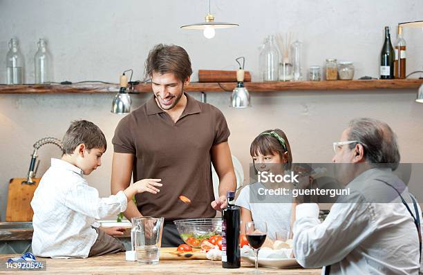 Avô Pai E Filhos De Cozinhar Em Simultâneo - Fotografias de stock e mais imagens de Adulto - Adulto, Alimentação Saudável, Avô