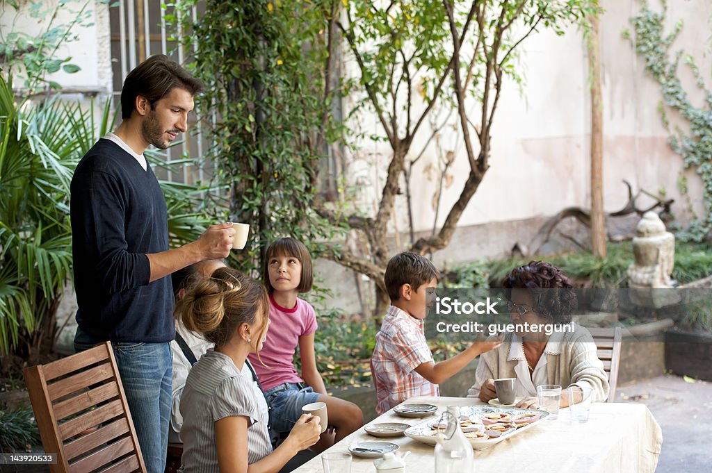 Drei Generationen einer Familie am Sonntag Nachmittag Kaffee - Lizenzfrei Eltern Stock-Foto