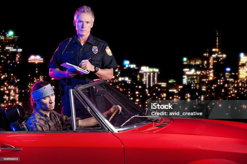 Ufficiale di polizia scrivere una citazione a notte - Foto stock royalty-free di Auto convertibile