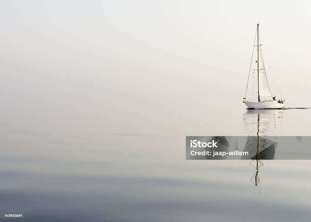 Żeglarstwo sam w pięknym foggy Morze - Zbiór zdjęć royalty-free (Maszt)