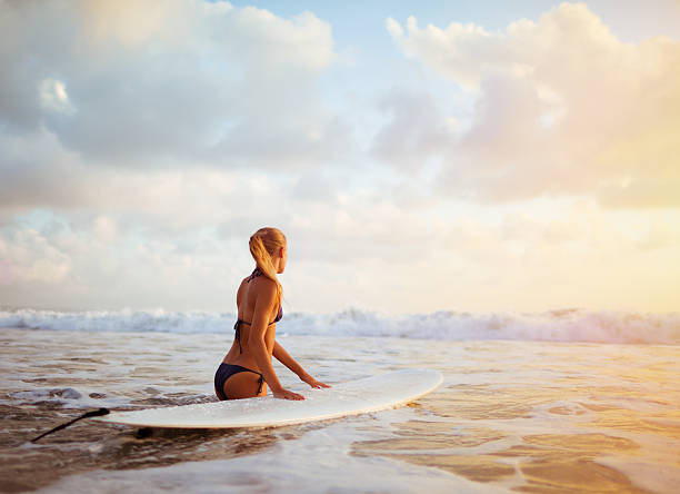chica surfista - bikini surfboard women surfing fotografías e imágenes de stock