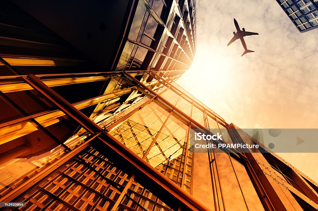 Wolkenkratzer mit einer Flugzeug-silhouette - Lizenzfrei Flugzeug Stock-Foto