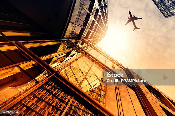 Wolkenkratzer Mit Einer Flugzeugsilhouette Stockfoto und mehr Bilder von Flugzeug - Flugzeug, Frankfurt am Main, Gebäudefront