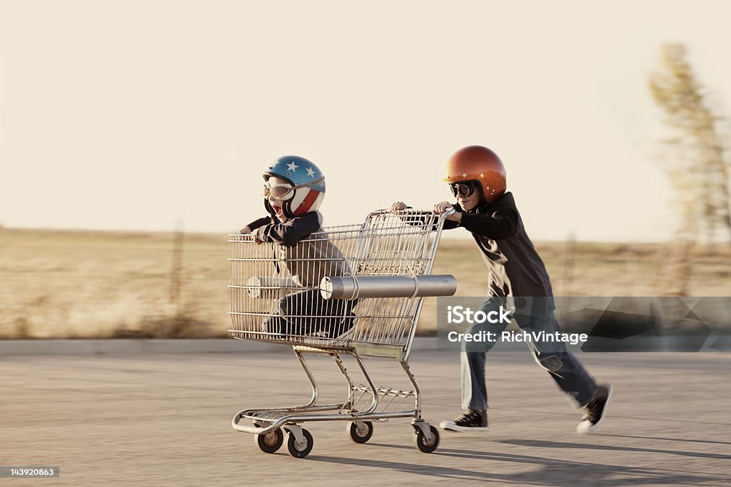 Boys のヘルメット、ショッピングカートレース - 子供のロイヤリティフリーストックフォト