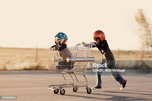 Boys のヘルメットショッピングカートレース - 子供のストックフォトや画像を多数ご用意 - 子供, ショッピングカート, スタントパーソン