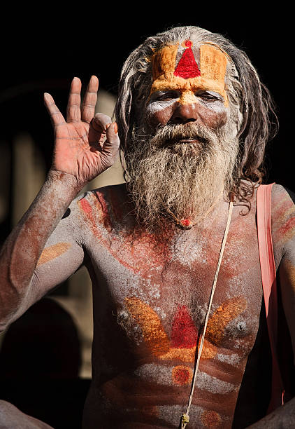 homem santo sadhu-cinza abrangidos - sadhu imagens e fotografias de stock