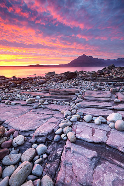 pôr do sol espetacular no elgol praia de isle of skye, escócia - rugged coastline - fotografias e filmes do acervo